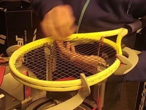 Cordeur de raquette de tennis en plein travail, lors de l'Open 13 2025