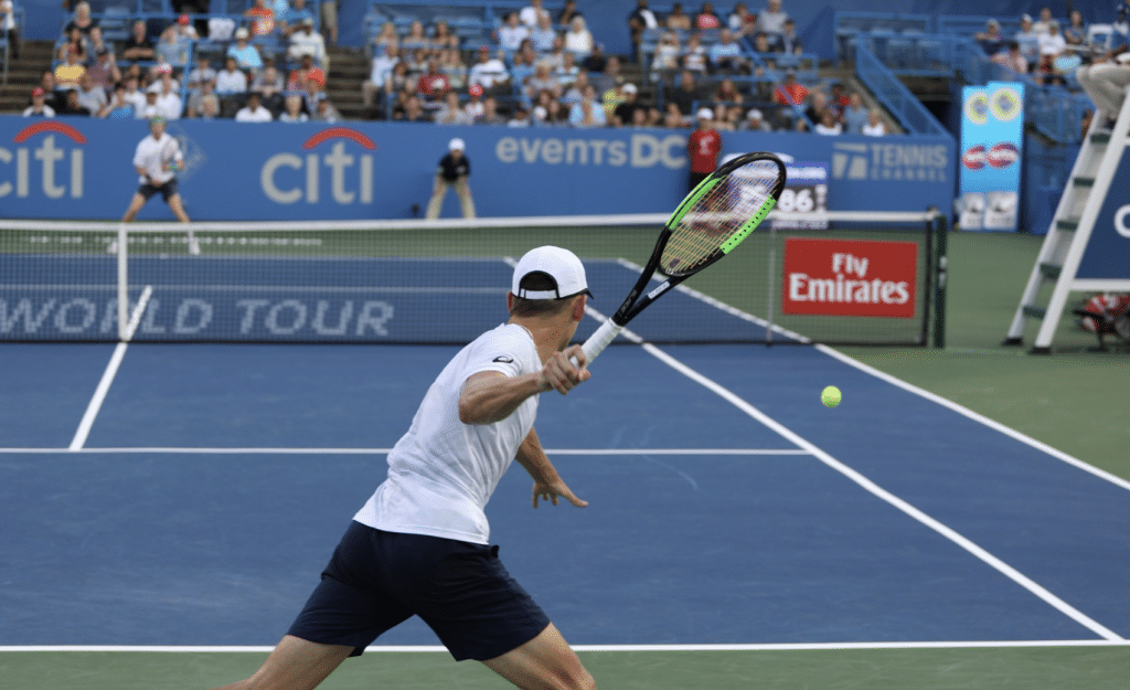 Alex de Minaur avec sa raquette en coup droit